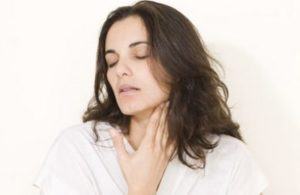 Почему щекочет в горле и вызывает кашель и как лечить