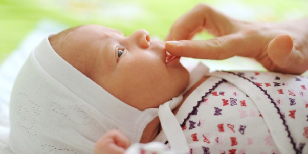Почему у новорожденного появляется на губе мозоль