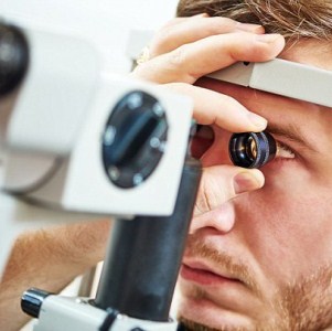 Проявления и особенности лечения травм век глаза