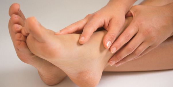 Способы лечения влажных и сухих мозолей между пальцами ног
