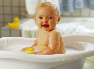ребёнок в ванне