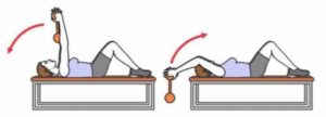 Поднятие гантели лежа на скамье для здоровья спины 
